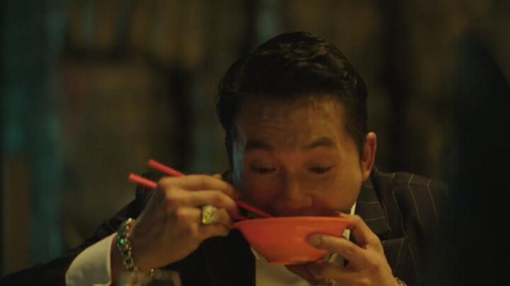 Enak banget ya nasi babi rebus? David selalu makan semangkuk sebelum membunuh seseorang. Rasanya leb