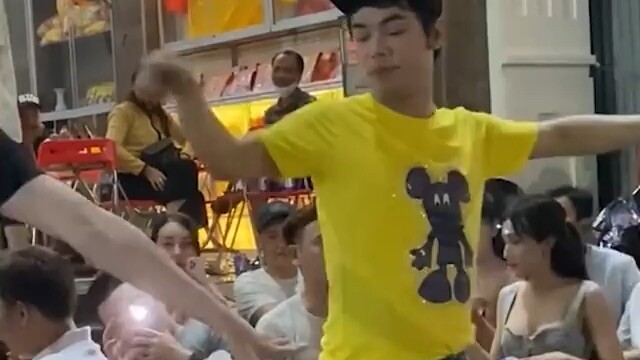 Công an tới rùi té lẹ