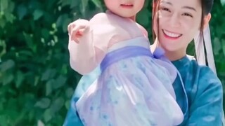 Dilraba Dilmurat holding a baby is full of maternal love, but Wu Lei is quite different.