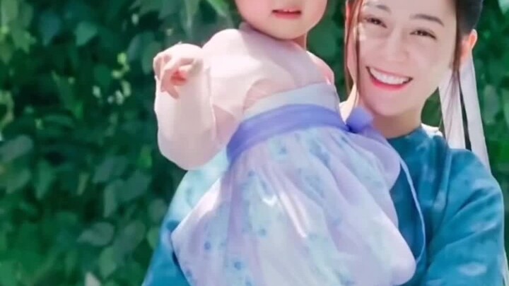 عناق ديلي ريبا للطفل مليء بمشاعر الأمومة، أما وو لاي فالأمر مختلف.