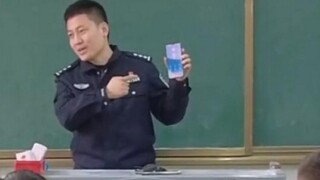 民警校园反诈宣传时忽然接到骗子电话，随即进行现场“教学”