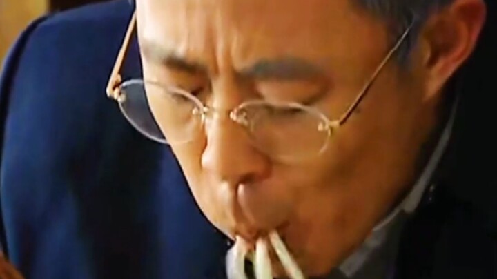 Adegan makan Hou Yong: memakan siku babi dengan suapan besar, memakan 1 kg daging bison mentah, dan 