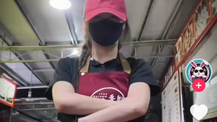 [Tik Tok] 1.7 ล้านไลก์ ชมสาวเสิร์ฟชาวจีนเต้นบนเส้นประ ชาวเน็ตต่างชาติคอมเมนต์ว่า "เกิดมาเพื่อเป็นนัก