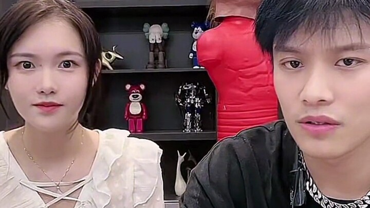 看来大家都喜欢逗一下嫂子，小杨哥都吃醋了