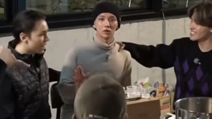 When Zhixiu gets drunk, he's dangerous... We have to protect him from getting eaten!