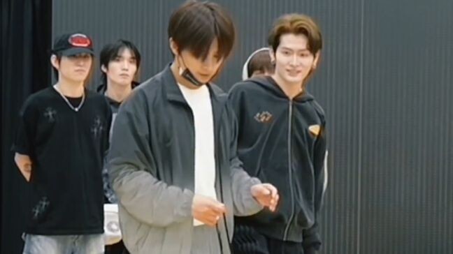 Lực Viên – giáo viên biên đạo đã đồng hành luyện tập cùng Anh Viễn trong quá trình quay MV tại Hàn Q