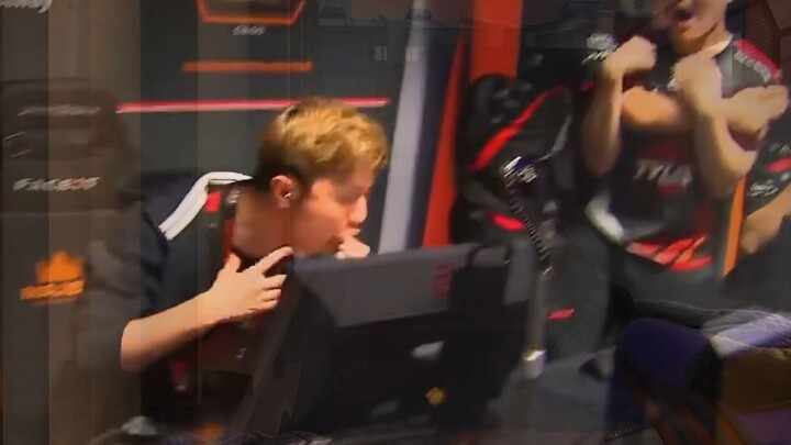 สติกเกอร์ไม่ได้มาจาก Valve แต่เราพิมพ์ขึ้นมาเอง