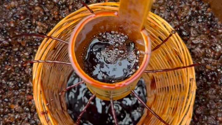 Dishes made with soy sauce brewed from soybeans at home just taste so fragrant.