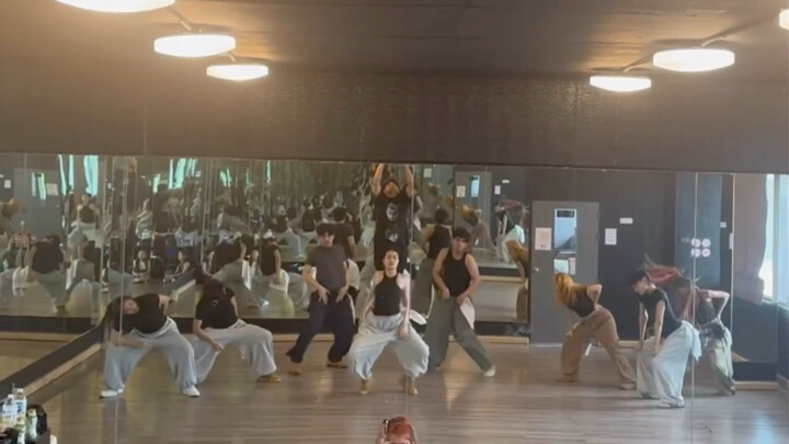 رقصة داتشي المشاركة في المسابقة ممتعة للغاية! من تصميم كوريو كيمييز