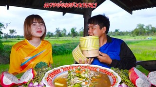 สาวไทยญ้อเคยกินครั้งแรก!! อ่อมฮวกกบ ใส้สมุนไพรบ้านเฮา แซ่บแท้ๆเลย | น้องนาวินน้องนุ้ย