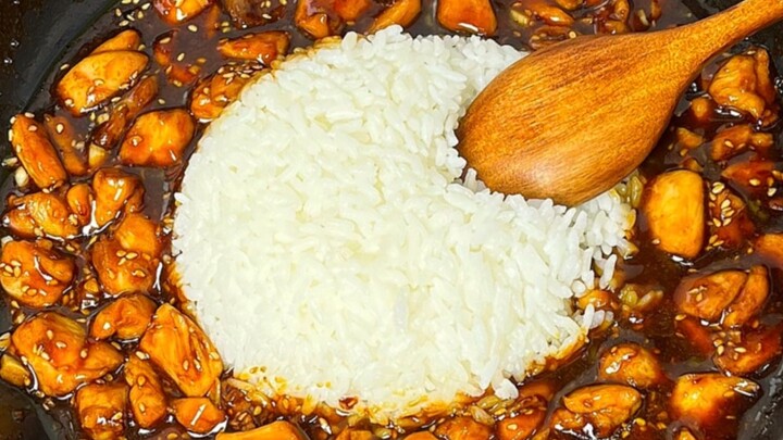 لزج ودبق، صوص شهي ورائحته غنية! أرز بأفخاذ الدجاج بالعسل – لذيذ لدرجة لا تُوصف!