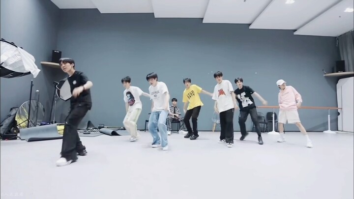 【TF รุ่นที่สาม】เล่นก็เล่น หยอกก็หยอก แต่พอเสียงเปิดเพลงดังขึ้น ใครจะมาล้อเล่นกับคุณหนูรุ่นที่สามได้