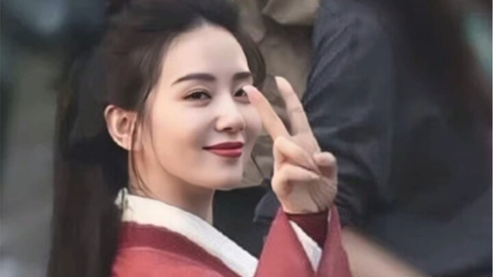 Tak bisa dipungkiri, kostum tradisionalnya memang luar biasa.