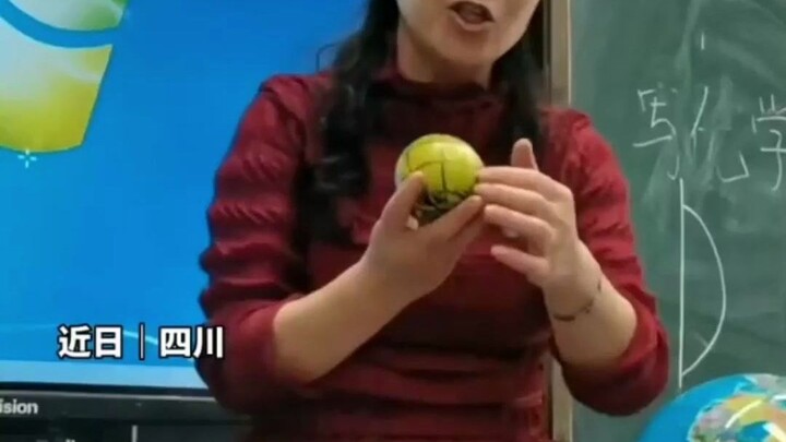 Tứ Xuyên: Trong giờ học, giáo viên địa lý dùng quả quýt để minh họa cách dạy kinh tuyến và vĩ tuyến 