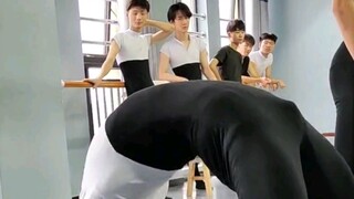 舞蹈生的下腰练习