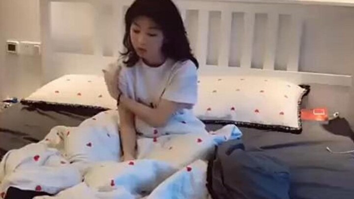 Aku nggak bisa jadi cewek, karena aku gak tahan buat nahan ketawa!