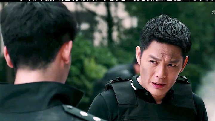 Anh chàng mới này thực sự dám dùng xe cảnh sát để đâm vào một chiếc xe tải, thật ngầu!