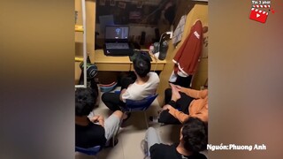 Đang XEM PHIM MA nhóm thanh niên vội mở clip VỖ TAY THEO CON BÒ