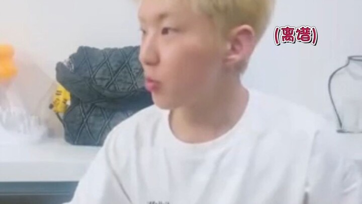 Hoshi: Chị ơi, trên chiếc cốc này vẫn còn dính bột ớt đấy