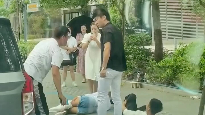 Tôi tình cờ gặp một người nổi tiếng trên mạng đang quay video và tôi gần như chết vì cười!