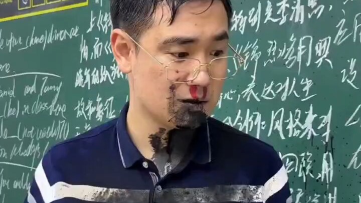 Giám đốc: Cười thêm một cái nữa là tôi rút lưỡi anh ra đấy!