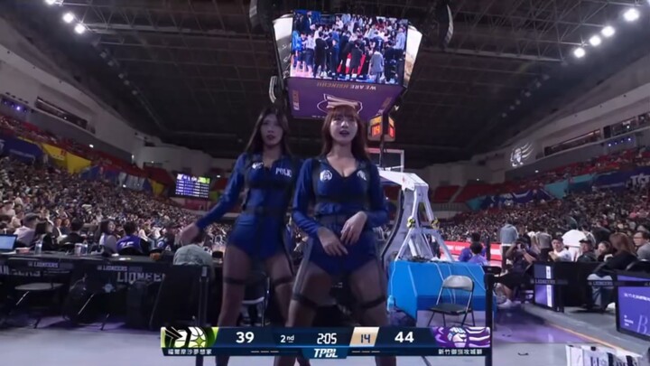 Bạn xem bóng hay xem đội cổ vũ?