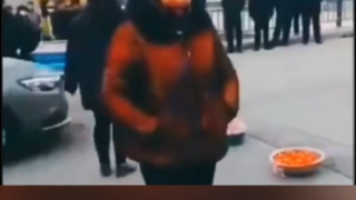 عجوز تبيع فراولة بأسعار خيالية عند جسر داما، لكن بويك لا يتهاون معها بضغطة دواسة الوقود.