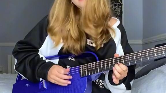 guitara babe😍