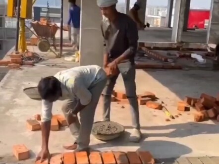 Petugas Keamanan: Saya pergi sebentar...