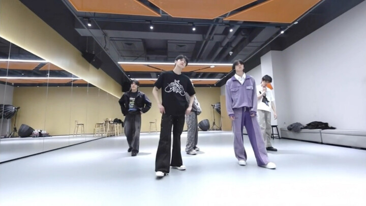 Deng Lu Shao Nian's "Gai Shi Ying Xiong" practice room version