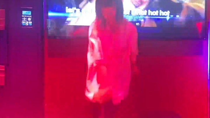 รู้สึกยังไงที่ได้เต้น Get it hot ต่อหน้าพ่อแม่และเพื่อนๆ ในวันเกิด? - -