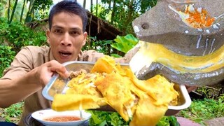 Út Lục Bình Làm Bánh Xèo Ngon Từ Nồi Đồng Cối Đá