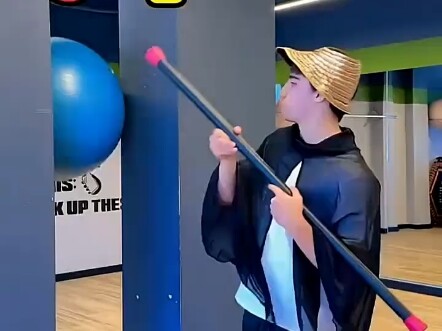 Anh chàng nước ngoài bắt chước “Sơn Hải Kinh” của nước ngoài.