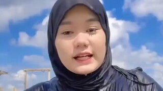 Siang siang, emang enaknya berenang..