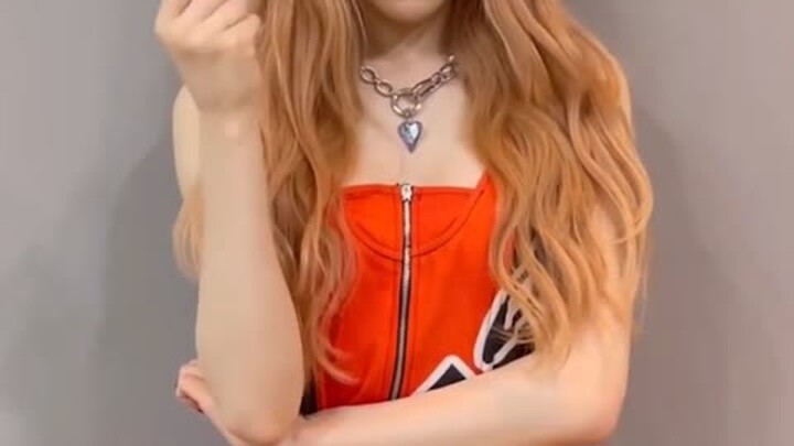 In order to teach fans, I keep reducing the difficulty of the dance! My face gradually becomes expre