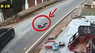 Bocah laki-laki itu tiba-tiba berlari di depan SUV dan terdorong mundur lebih dari sepuluh meter, te
