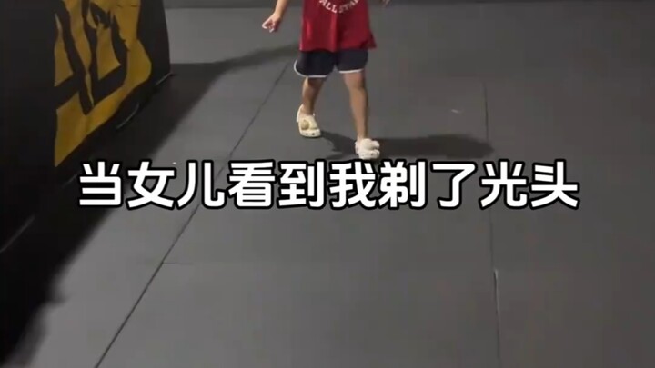 Ketika sang ayah mencukur kepala botak untuk menemui putrinya, gadis kecil itu sudah menunjukkan kec