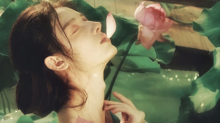 Đôi môi em là cánh hoa giữa mùa hạ, tô điểm cho anh hương thơm ngát.