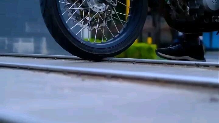 trik melewati palang pintu kereta api