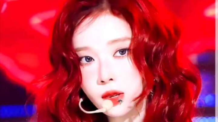 Stunning red hair! Kim Minit's drama-style horizontal live shot