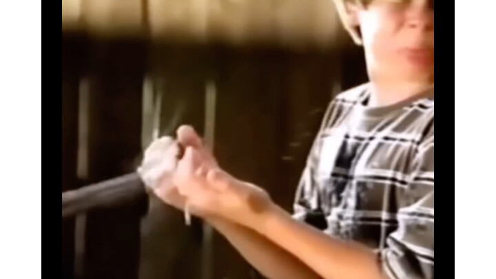 إعلان أمريكي لمسدسات المياه عام 2004: أحب حقًا جملة أحد مستخدمي موقع Bilibili!