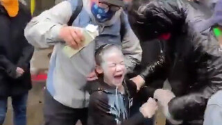一名可怜的小女孩被美警喷了胡椒粉，大哭不止