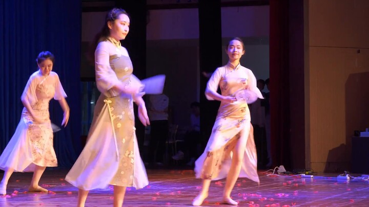 Dapatkah Anda menyebutkan empat warna cheongsam ini? | "Into the Painting of Jiangnan"