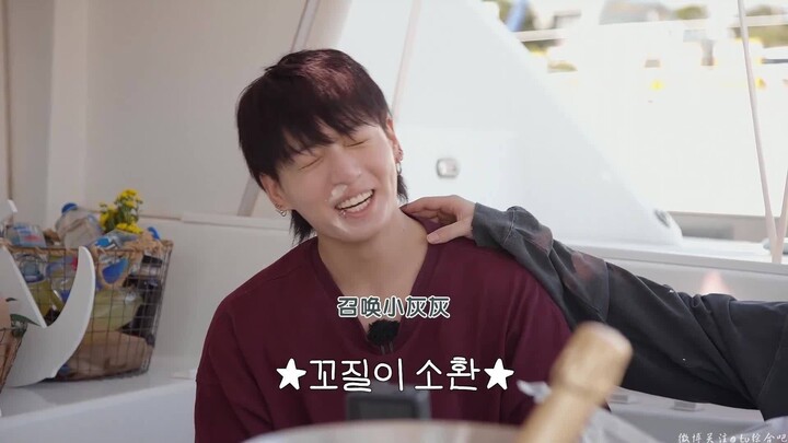 The “Little Grey” meme is gonna stick with Jungkook for life, hahaha 🐰 I’ve gotten so tanned!!! (sla