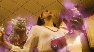 女人刚喝一口水，结果嘴里竟出现一个水怪