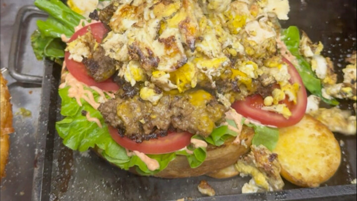 بوفيه هامبرغر على جانب الطريق في يانتاي، يبدو أنني أزعجت صاحب المحل أثناء أدائه لمهمته، #منطقة د بلو