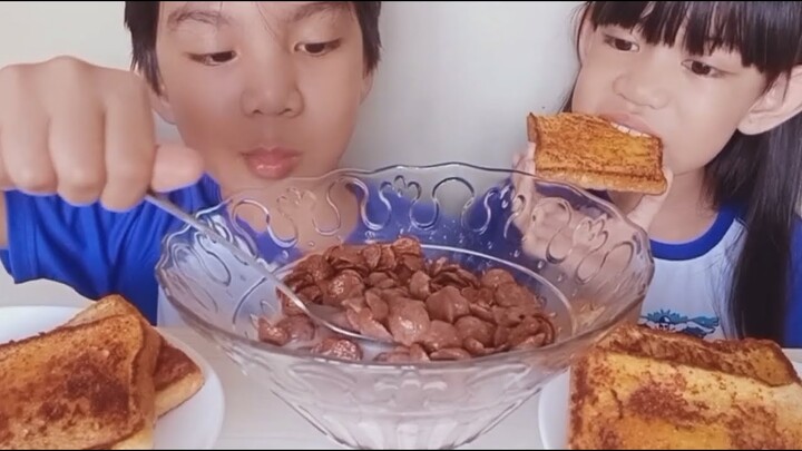 ASMR MUKBANG TOASTED BREAD & KOKO KRUNCH WITH MILK | BREAKFAST | JEROME & JUSTINA