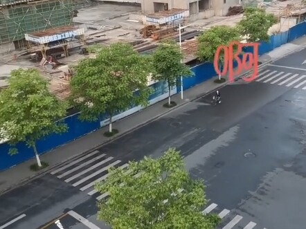 Pukul enam pagi, pria itu tepat waktu terbangun oleh para pejalan kaki; selama 365 hari setahun, tak
