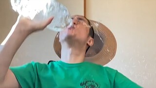 ساكاوا عاد مرة أخرى ليقوم ببعض الحركات الطريفة.