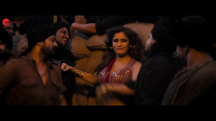 Uyi_Amma_-_Azaad___Aaman_D,_Rasha_Thadani__Madhubanti_Bagchi,Amit_Trivedi,Amitab